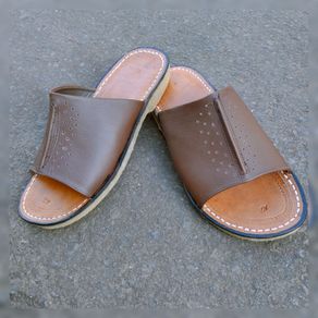 Sandal kulit asli Tarumpah pria motif Bata