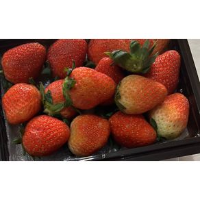 Sale sortiran bagus Strawberry USA size sedang kecil lecet dikit 250 gram per pack manis